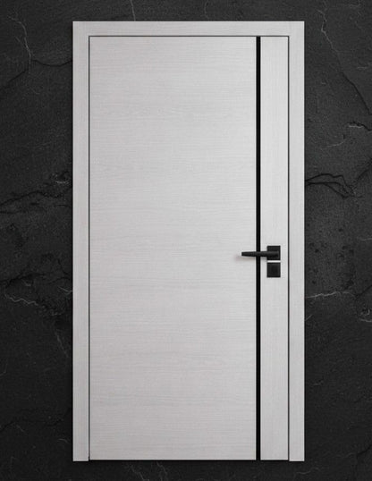 Puerta interior blanca con listón decorativo negro y manilla negra